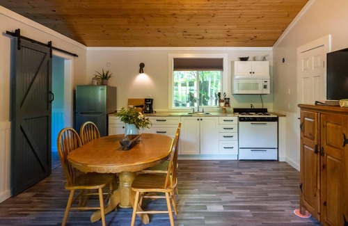 Christina Lake Hotel | 2BR Ideal for Families or Couples Traveling Together - Private Veranda - Beaches