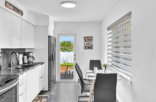 Davie House | 2BR Lakeside Getaway - Peaceful Waterfront Stay