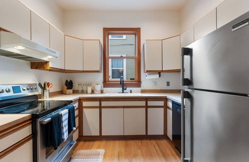 Corbett - Terwilliger - Lair Hill House | 2BR + loft with work space