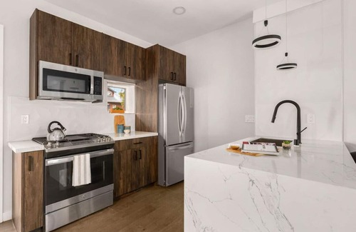 North Beacon Hill House | 2BR Modern Seattle Home | 360 Views | Roof Deck