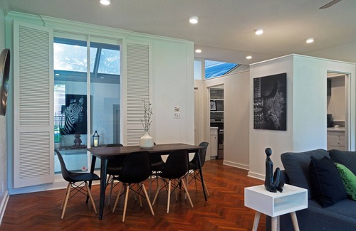 Neartown House | 2BR Montrose Stunning Space! A Foodies Dream Loc