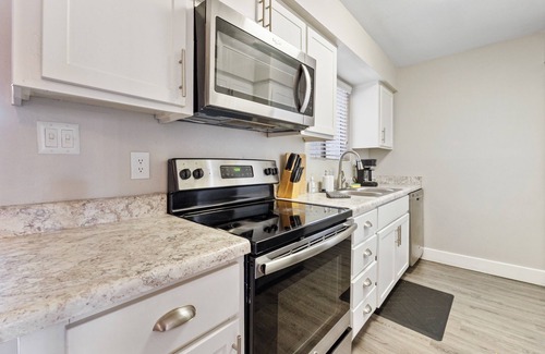 Mesa Apartment | 2BR/Pool/Gym/1 Mi To Banner Hospital