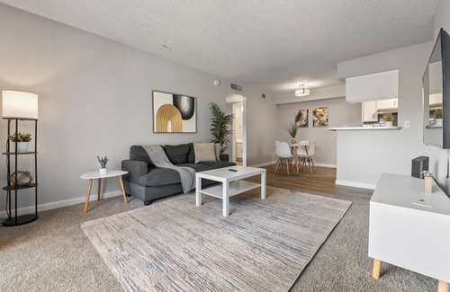 Mesa Apartment | 2BR/Pool/Gym/1 Mi To Banner Hospital
