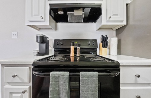 Mesa Apartment | 2BR/Pool/Gym/1 Mi To Banner Hospital