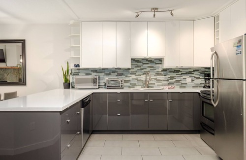 Upper Village Condo | 2BR | Powderhorn | Near Gondola | Double Sided Fireplace | Rooftop Hot Tub | Parking