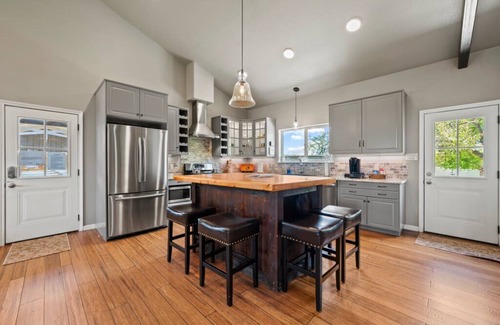 Fredericksburg House | 2BR Retreat-Pickleball-Hot Tub-Dog Friendly