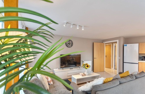 Govan Apartment | 2BR Stylish Apt with Free Parking & nearby Subway