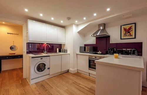 Newbury Apartment | 2BR Town Centre with Fast Wi-Fi & + Sleeps 7!