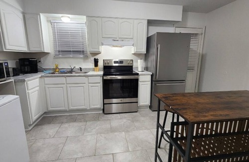Buechel House | 2BR Townhome w Parking|King beds in Louisville, KY
