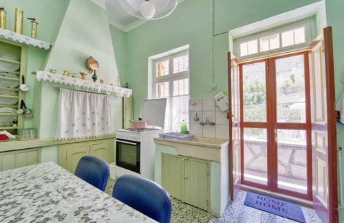 Pedi House | 2islands, Waterfront House Pedi
