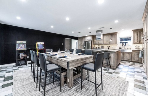 Cypress House | 2King Suites, HeatedPool, Arcade & Pickleball