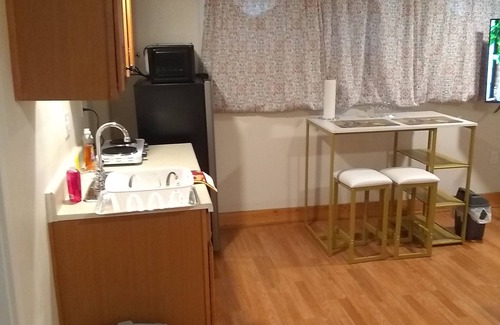 Progress House | 2nd fl Elegant Studio with kitchenette: Cozy, Sparkling, Comfy, Private parking.