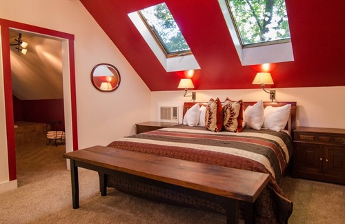 Shelburne Bed & Breakfast | 2nd Floor Romantic King Suite Jetted Tub B&B in Downtown Shelburne! WEB