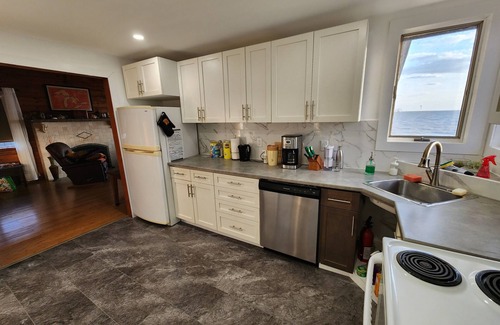 Amherstburg Apartment | 2nd Floor Upper Lakeside Duplex with a bird`s eye view