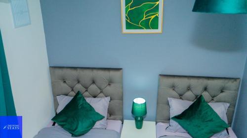 Cradley Heath Apartment | 2ndHomeStays-Dudley-Suitable for Contractors and Families, Parking available for 3 Vans, Sleeps 12