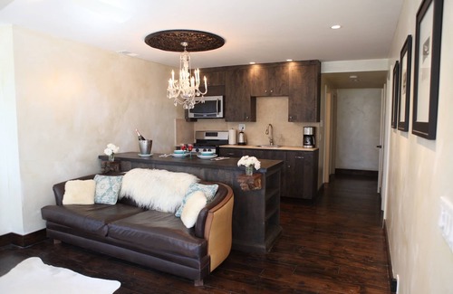 Oak View Apartment | $3,000 Off! Sunset Patio w/fire-pit and Epic views!