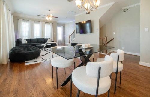 Downtown Dallas Apartment | 3 BD Townhome w Rooftop Terrace w Free Parking