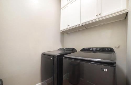 Downtown Dallas Apartment | 3 BD Townhome w Rooftop Terrace w Free Parking