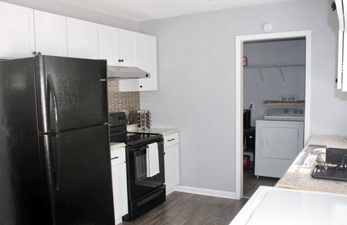 Lyons House | 3 bdrm w basketball court & fire pit-Travel worker