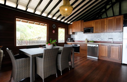 Temae House | 3 beachfront bungalows, for 18 pax max, with pool and lagoon access