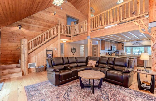 Oregon Water Wonderland House | 3 bed 2 bath Cabin Pet Friendly Hot Tub Sunriver Home