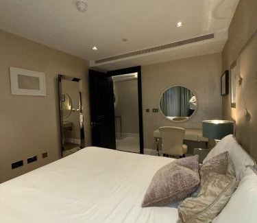 West Kensington Apartment | 3 Bed 2 Bath Luxury Apartment in Kensington