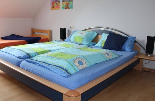 Halsdorf Other | 3-bed apartment attic storey left - Ferienwohnungen Bauernhof Heck