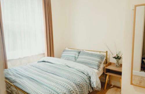 Crouch End Apartment | 3 bed Apartment London with Balcony & Workspace