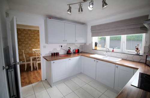 Warmsworth House | 3 Bed Detached - Quiet Cul De Sac -Private Parking