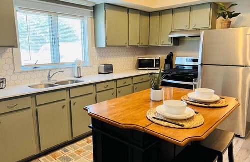 Hammond House | 3 bed Duplex Home Near Whiting, Hammond
