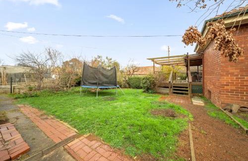 Ainslie House | 3-Bed Family Haven with Garden & BBQ Area