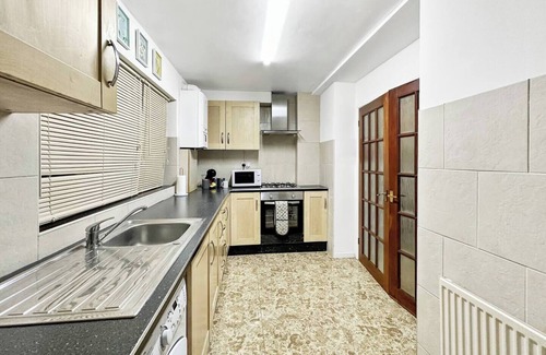 Rhondda House | 3 bed home in Tonypandy with Balcony View Room