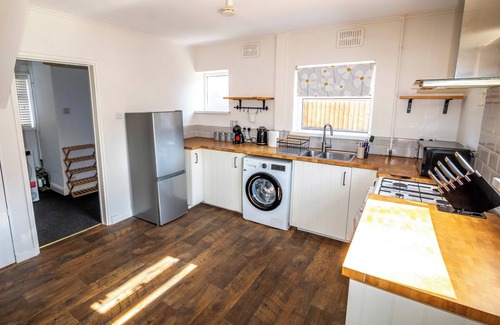 Stoke-on-Trent House | 3 Bed Home - Sleeps 8 - Stoke City fc - Parking