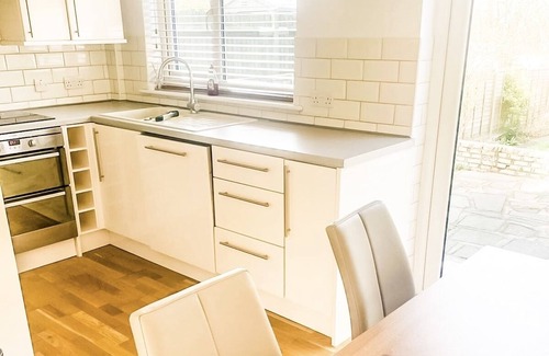 Little Holland House | 3-Bed House in London Garden & free parking