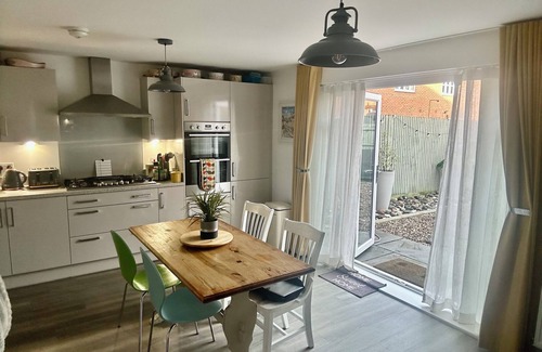 Greenham House | 3-Bed Modern Town House Newbury Racecourse