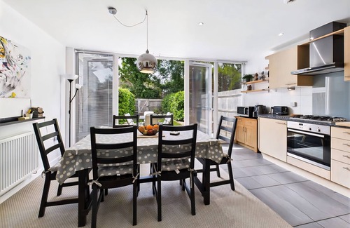 Ewell House | 3 bed modern townhouse W/self check in, sleeps 6 & 35mins direct train to London
