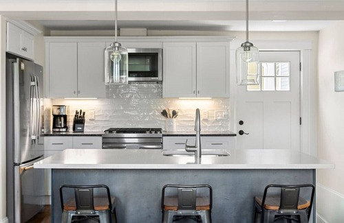 Somerville Condo | 3 Bed Moreland St · Stunning 3+BD Under 10 mins to BOS w/parking & W/D