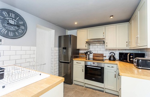 Poole House | 3 Bed Recently refurbed, quiet & private location,5 mins from sandbanks Beaches