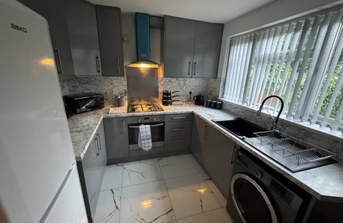 Wolverhampton House | 3 Bed-Sleeps 5- Garden-Pets-Parking