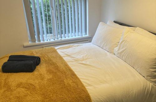 Wolverhampton House | 3 Bed-Sleeps 5- Garden-Pets-Parking