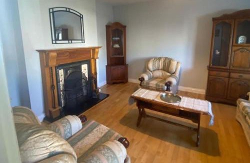 Dromahair House | 3 Bed-Sleeps 5-Garden-Parking-Pets