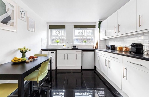 Haggerston House | 3-Bed Stylish Garden House, Haggerston, Parking