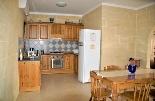 Qala Apartment | 3 bedroom 2 bathroom Apt. Sea View -Free Wi-Fi. Discount for over 8 days stays.