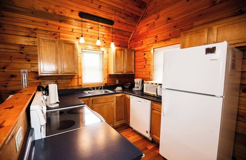 Blue Jay Cabin | 3 Bedroom 2 Bath Cabins (Beaver, WV)