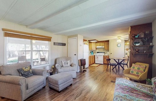 Murray House | 3-bedroom 2 bath home located steps fromna marina on Kentucky lake!