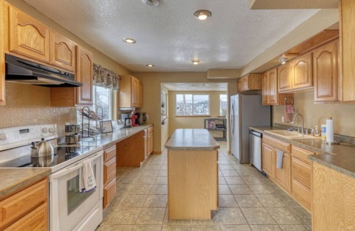 Deadwood House | 3 Bedroom 2 bath W/amazing deck views 3mi from Deadwood