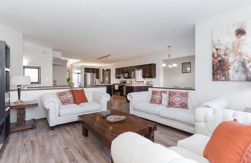 Winnipeg House | 3 bedroom + 2 bathroom Bungalow House in River Park South of Winnipeg