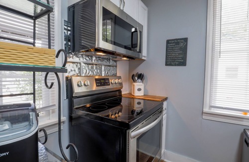 Hattiesburg House | 3-bedroom/3 bathroom Southern Cottage in the center of everything.