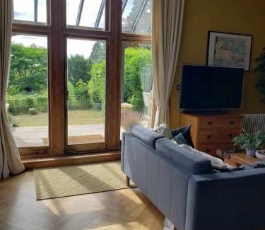 Reigate Apartment | 3 bedroom 3 bathroom ground floor condo with veranda