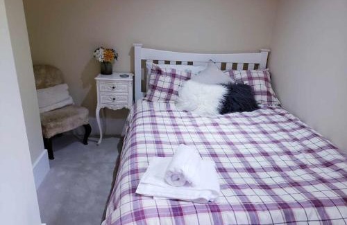 Reigate Apartment | 3 bedroom 3 bathroom ground floor condo with veranda